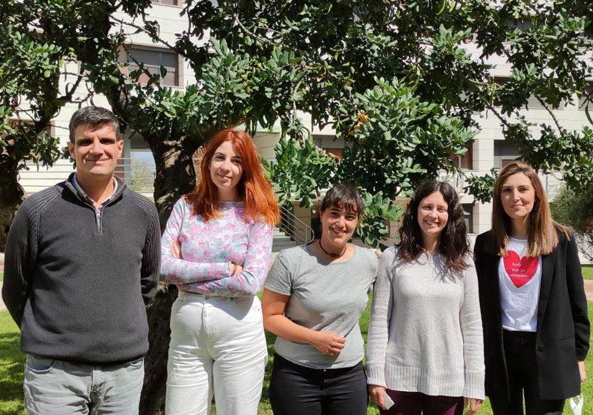 Autores de l’article amb Juan Nácher. (D’esquerra a dreta: Juan Nácher, Julia Alcaide, Clara Bueno, Marta Pérez i Esther Castillo).